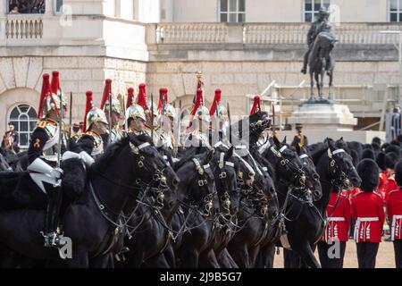 Le Régiment monté de cavalerie de la maison (HCMR) marche à l’occasion de l’examen par le général de division de Trooping the Color avant la célébration du Jubilé de la Reine Banque D'Images