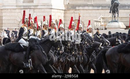 Le Régiment monté de cavalerie de la maison (HCMR) marche à l’occasion de l’examen par le général de division de Trooping the Color avant la célébration du Jubilé de la Reine Banque D'Images