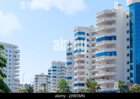 Fragments des façades de bâtiments résidentiels modernes de plusieurs étages, vue de face. Banque D'Images