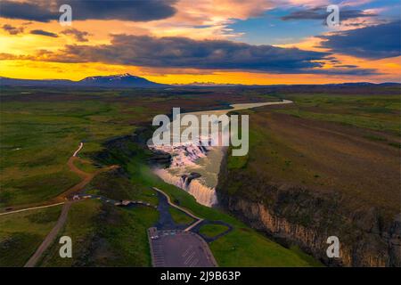 Vue aérienne du coucher du soleil sur la cascade de Gullfoss et la rivière Olfusa en Islande Banque D'Images