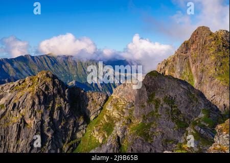 Sommet du mont Festvagtinden sur les îles Lofoten en Norvège Banque D'Images