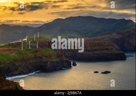 Vue au coucher du soleil sur les éoliennes pour la production d'électricité à Madère, Portugal Banque D'Images