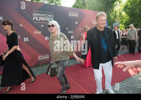 Munich, Allemagne, 20th mai 2022, Hans Jürgen Buchner (Haindling), Ulrike Boeglmueller, vu sur le tapis rouge lors de la cérémonie des Prix du film bavarois Banque D'Images