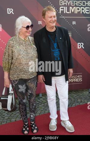 Munich, Allemagne, 20th mai 2022, Hans Jürgen Buchner (Haindling), Ulrike Boeglmueller, vu sur le tapis rouge lors de la cérémonie des Prix du film bavarois Banque D'Images