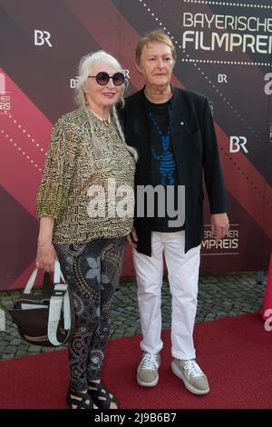 Munich, Allemagne, 20th mai 2022, Hans Jürgen Buchner (Haindling), Ulrike Boeglmueller, vu sur le tapis rouge lors de la cérémonie des Prix du film bavarois Banque D'Images