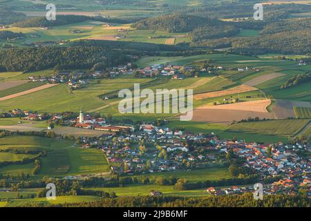 Vue du mont Hoher Bogen à Neukirchen beim Heiligen Blut, une petite ville de la forêt bavaroise. Lamer Winkel, district de Cham, Haut-Palatinat, B Banque D'Images