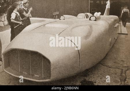 Une première image du record mondial de vitesse terrestre qui contient Thunderbolt (conduit par le capitaine Eyeston).j le capitaine George Edward Thomas Eyston MC OBE (1897 – 1979) était un ingénieur britannique, un inventeur et un pilote de course qui a battu le record de vitesse terrestre trois fois entre 1937 et 1939. Banque D'Images