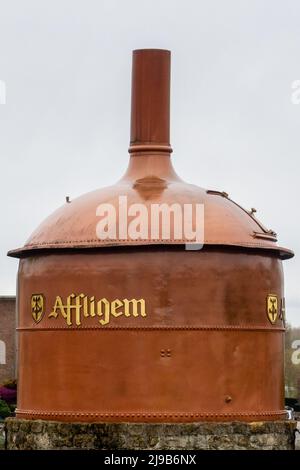 Affligem, Belgique, 8 avril 2022. Rond-point avec un réservoir de bière symbole de la production de bière.Affligem est une municipalité hollandaise en Belgique. Banque D'Images