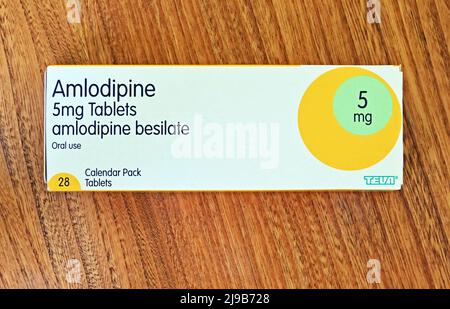 Boîte de Teva Amlodipine 5mg comprimés. Amlodipine bésilate voie orale. Pack calendrier 28 tablettes. Banque D'Images