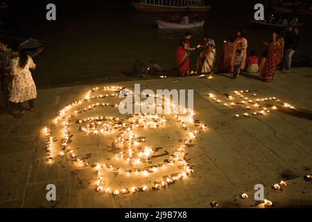 Célébration du dev diwali à varanasi uttar pradesh Inde Banque D'Images