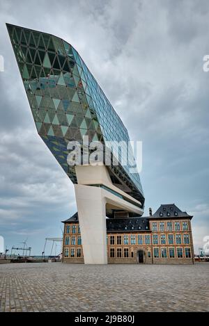 Siège de l'administration portuaire d'Anvers, conçu par le célèbre architecte iranien Zaha Hadid, Antwerpen, Belgique Banque D'Images