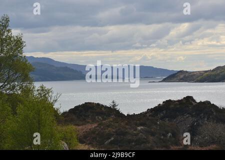 Photo du café du port de ferry de Glenelg au-dessus du Sound of Sleat en direction de l'île de Skye. Banque D'Images