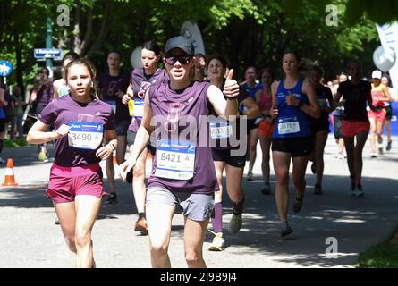 (220522) -- VIENNE, le 22 mai 2022 (Xinhua) -- les coureurs participent à la course de la Femme autrichienne à Vienne, Autriche, le 22 mai 2022. (Xinhua/Guo Chen) Banque D'Images