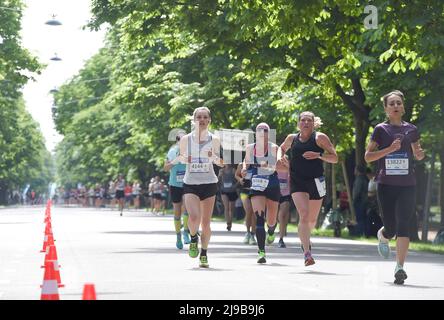 (220522) -- VIENNE, le 22 mai 2022 (Xinhua) -- les coureurs participent à la course de la Femme autrichienne à Vienne, Autriche, le 22 mai 2022. (Xinhua/Guo Chen) Banque D'Images