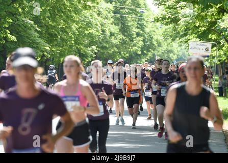 (220522) -- VIENNE, le 22 mai 2022 (Xinhua) -- les coureurs participent à la course de la Femme autrichienne à Vienne, Autriche, le 22 mai 2022. (Xinhua/Guo Chen) Banque D'Images