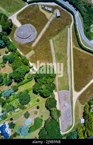 France, Morbihan, Golfe du Morbihan, Locmariaquer, le tumulus d'er Grah, le grand menhir brisé d'er Grah et le cairn de la Table des marchands Banque D'Images