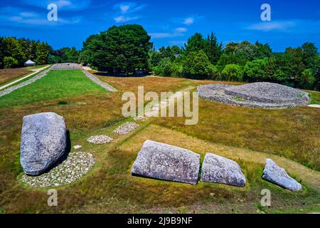 France, Morbihan, Golfe du Morbihan, Locmariaquer, le tumulus d'er Grah, le grand menhir brisé d'er Grah et le cairn de la Table des marchands Banque D'Images