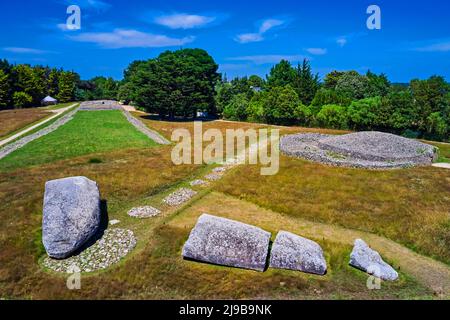 France, Morbihan, Golfe du Morbihan, Locmariaquer, le tumulus d'er Grah, le grand menhir brisé d'er Grah et le cairn de la Table des marchands Banque D'Images