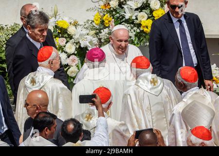 Vatican, Vatican, le 15th mai 2022. Le pape François salue les prélats à la fin d’une messe de canonisation de dix nouveaux saints sur la place Saint-Pierre. Banque D'Images