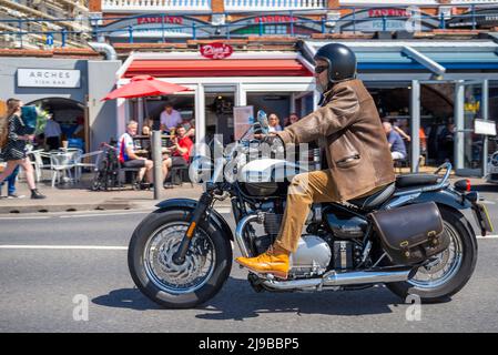 Southend on Sea, Essex, Royaume-Uni. 22nd mai 2022. La ville de bord de mer, aujourd’hui ville, n’est pas étrangère aux sorties en moto, mais le Distinguished Gentleman’s Ride est conçu pour les motards, les motocyclistes des deux sexes entrant dans l’esprit de porter une tenue en harmonie avec le thème, avec beaucoup de motos vintage et classiques. Les cavaliers se sont rassemblés à Shoeburyness avant de se rendre le long du front de mer sur la promenade de Southend. L’événement a permis de recueillir des fonds pour les associations caritatives Movember pour la santé des hommes et n’est que l’un des nombreux manèges similaires organisés dans le monde entier. Triomphant Speedmaster Bonneville Banque D'Images