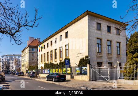 Varsovie, Pologne - 25 mars 2022 : Ambassade de Roumanie au 10, rue Chopina, dans le quartier du centre-ville de Srodmiescie Banque D'Images