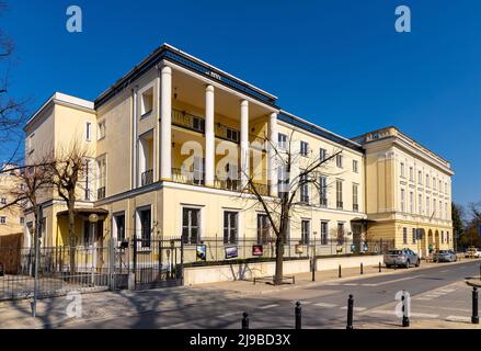 Varsovie, Pologne - 25 mars 2022 : Ambassade de Hongrie au 2, rue Chopina, dans le quartier du centre-ville de Srodmiescie Banque D'Images