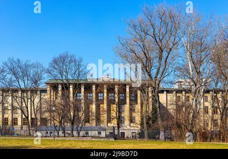 Varsovie, Pologne - 25 mars 2022 : Musée national Muzeum Narodowe principal complexe façade sud vue du parc Na Ksiazecem dans le quartier de Srodmiescie Banque D'Images