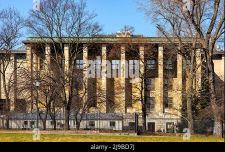 Varsovie, Pologne - 25 mars 2022 : Musée national Muzeum Narodowe principal complexe façade sud vue du parc Na Ksiazecem dans le quartier de Srodmiescie Banque D'Images