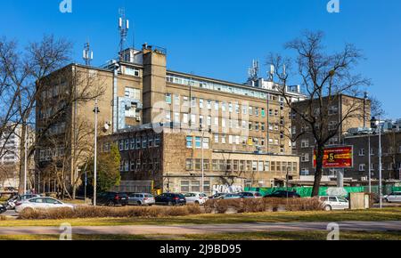 Varsovie, Pologne - 25 mars 2022 : clinique publique Szpital Orlowskiego Hôpital et centre médical de la rue Czerniakowska dans le quartier de Srodmiescie Solec Banque D'Images