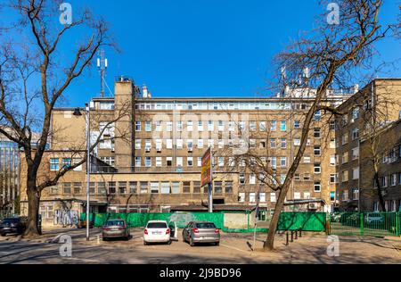 Varsovie, Pologne - 25 mars 2022 : clinique publique Szpital Orlowskiego Hôpital et centre médical de la rue Czerniakowska dans le quartier de Srodmiescie Solec Banque D'Images