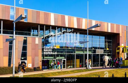 Varsovie, Pologne - 25 mars 2022 : Centre de sciences et d'éducation Copernic, Centrum Nauki Kopernik, rue Wybrzeze Kosciuszkowskie, à Powisle Downtow Banque D'Images