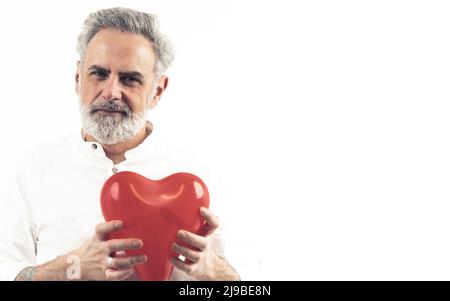 Homme à poil gris tenant un boron en forme de coeur - isolé sur fond blanc.Photo de haute qualité Banque D'Images