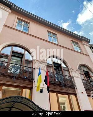 Drapeau Urain bleu jaune et drapeau UPA rouge noir sur la faPrès Banque D'Images