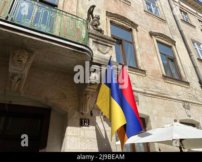 Lviv, Ukraine 14.05.2022 - deux patriotes ukrainiennes restent proches, couvertes de drapeau ukrainien Banque D'Images