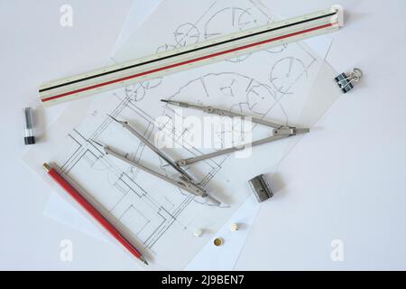 Concept de construction et d'architecture. Bâtiment résidentiel et dessins d'arbres, pose à plat, espace de copie gratuit Banque D'Images