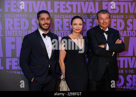 Le producteur tunisien Tarak ben Ammar et l'épouse Beata et son jad (à gauche) arrivent pour le gala "célébration des femmes au cinéma" organisé par le Festival international du film de la Mer Rouge, basé en Arabie saoudite, lors de l'édition 75th du festival du film de Cannes à l'Hôtel du Cap-Eden-Roc, à Cap d'Antibes, près de Cannes, en France, Le 21 mai, 2022. Photo par Ammar Abd Rabbo/ABACAPRESS.COM Banque D'Images