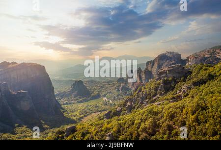 Vue aérienne du monastère au sommet de la falaise à Meteora près de Kalabaka, Trikala, Grèce Banque D'Images