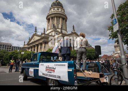 Berlin, Allemagne. 22nd mai 2022. Le Distinguished Gentleman's Ride est un événement mondial de moto qui permet de recueillir des fonds et de sensibiliser les gens à la recherche sur le cancer de la prostate et aux programmes de santé mentale des hommes. À Berlin, le trajet a commencé à Gendarmenmarkt le 22 mai 2022. (Photo de Michael Kuenne/PRESSCOV/Sipa USA) crédit: SIPA USA/Alay Live News Banque D'Images