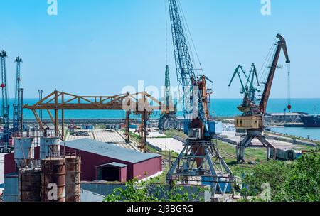 port de chargement presque vide avec grues Banque D'Images