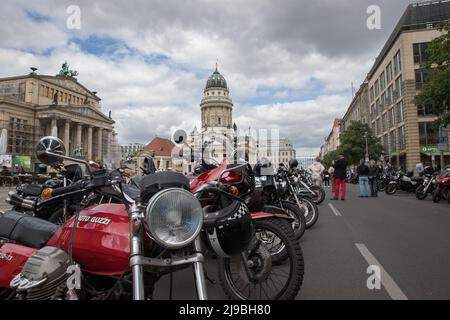 Berlin, Allemagne. 22nd mai 2022. Le Distinguished Gentleman's Ride est un événement mondial de moto qui permet de recueillir des fonds et de sensibiliser les gens à la recherche sur le cancer de la prostate et aux programmes de santé mentale des hommes. À Berlin, le trajet a commencé à Gendarmenmarkt le 22 mai 2022. (Credit image: © Michael Kuenne/PRESSCOV via ZUMA Press Wire) Banque D'Images