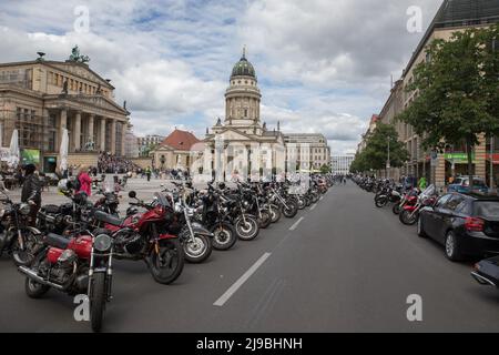 Berlin, Allemagne. 22nd mai 2022. Le Distinguished Gentleman's Ride est un événement mondial de moto qui permet de recueillir des fonds et de sensibiliser les gens à la recherche sur le cancer de la prostate et aux programmes de santé mentale des hommes. À Berlin, le trajet a commencé à Gendarmenmarkt le 22 mai 2022. (Credit image: © Michael Kuenne/PRESSCOV via ZUMA Press Wire) Banque D'Images