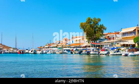 Perdika, île d'Aegina, Grèce - 14 septembre 2019 : port avec bateaux dans le village de pêcheurs de Perdika Banque D'Images