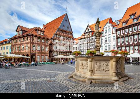 Hildesheim, Allemagne - 16 août 2012 : vue sur les bâtiments historiques et la fontaine médiévale de la place du marché Marktplatz à Hildesheim Banque D'Images