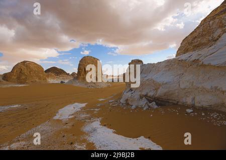 Vue panoramique sur les formations de sable dans la zone protégée du désert blanc, parc national dans l'oasis de Farafra, Égypte Banque D'Images