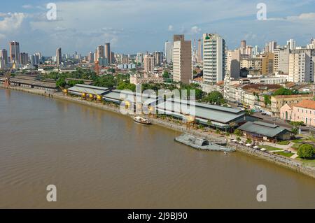 Vue AEerial de Estação das Docas, entrepôts au bord de la rivière convertis en restaurants, bars et boutiques. Attraction touristique importante de Belém, Brésil. Banque D'Images