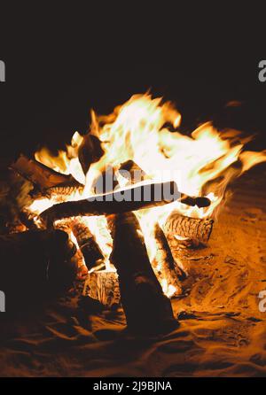 Feu de joie pour la préparation du thé dans le camp touristique sous les étoiles de la zone protégée du désert blanc dans l'oasis de Farafra, en Égypte Banque D'Images