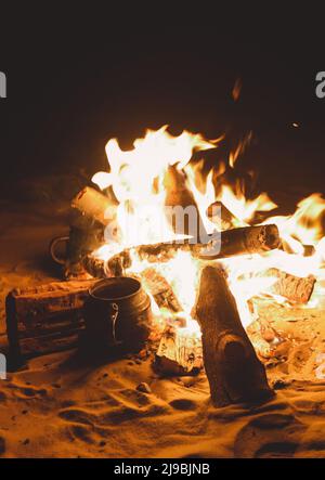 Feu de joie pour la préparation du thé dans le camp touristique sous les étoiles de la zone protégée du désert blanc dans l'oasis de Farafra, en Égypte Banque D'Images