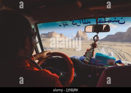 Chauffeur d'homme égyptien local dans la zone protégée du désert blanc sur le 4x4 Adventure Banque D'Images