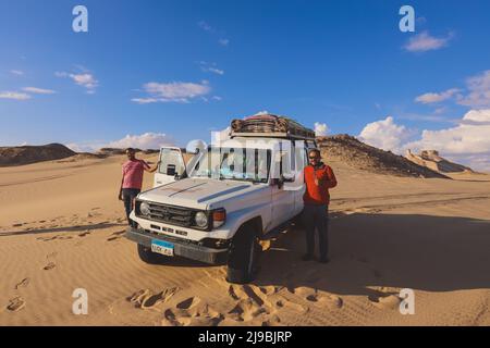 Chauffeur d'homme égyptien local dans la zone protégée du désert blanc sur le 4x4 Adventure Banque D'Images