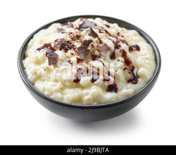 bol de riz au lait décoré de chapelure de chocolat et de sauce isolée sur fond blanc Banque D'Images